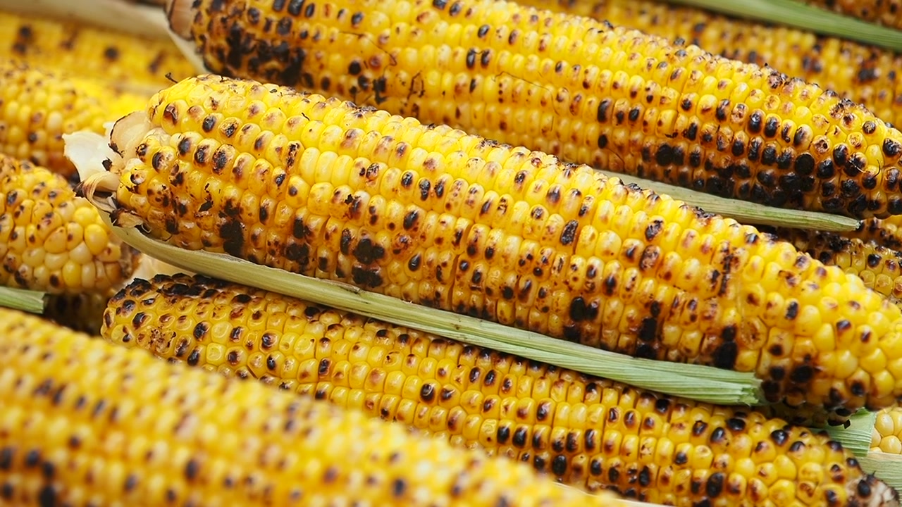 Primo piano di deliziosa pannocchia di mais grigliata