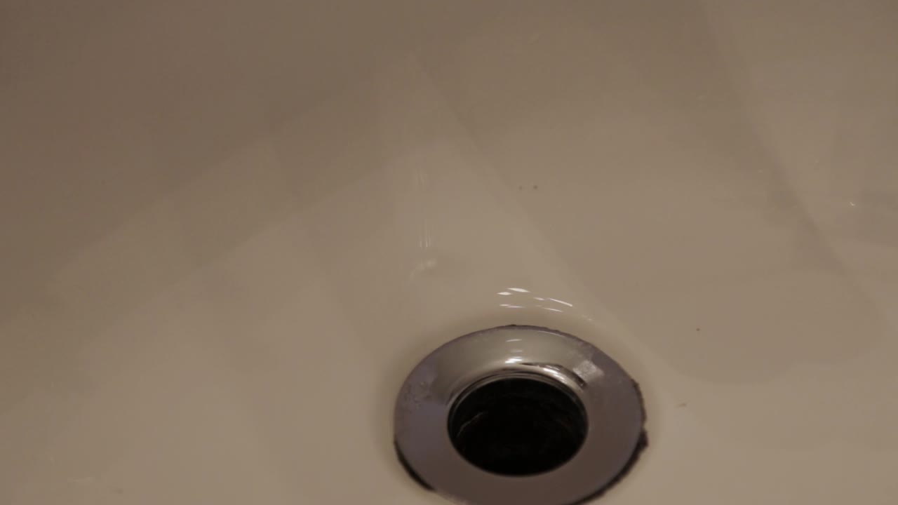 水滴落在下水道上