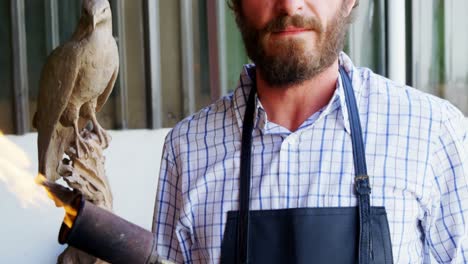 retrato de un artesano con una antorcha de acetileno 4k