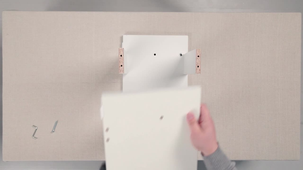 сборка белого деревянного шкафа