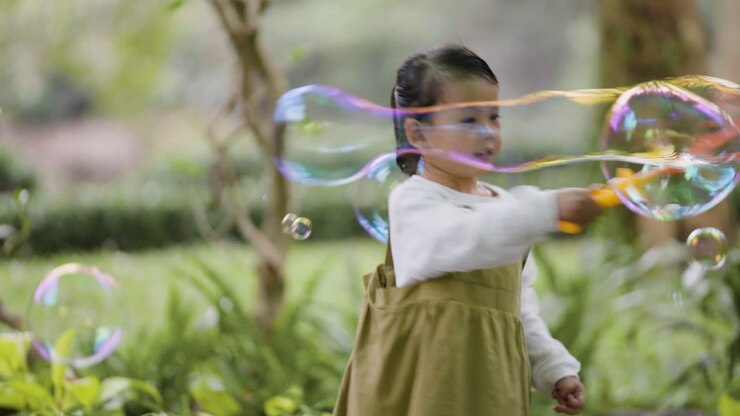 Bambini che giocano al parco
