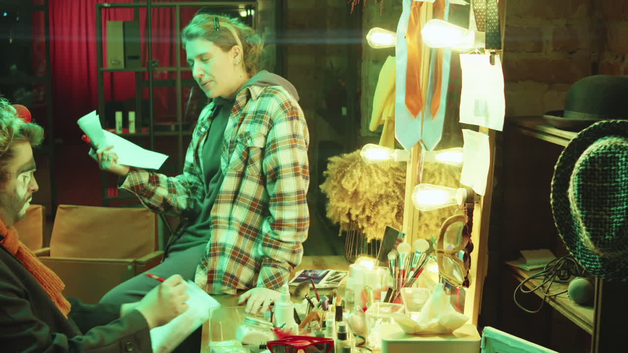 여성 시나리오 작가 와 조롱거리 는 서커스 공연 을 준비 하고 있다