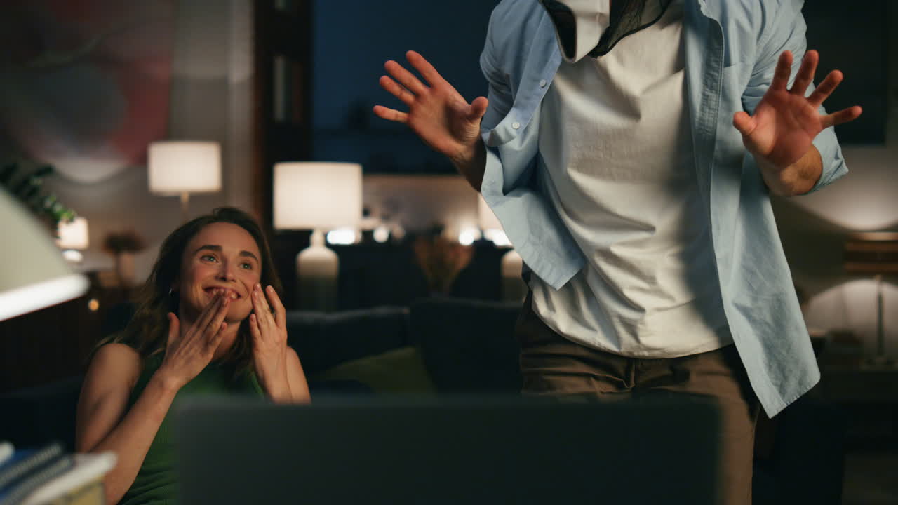 웃는 여자가 놀라서 어두운 곳, 위장된 비명, 마스크, 남편, 무서운 아내