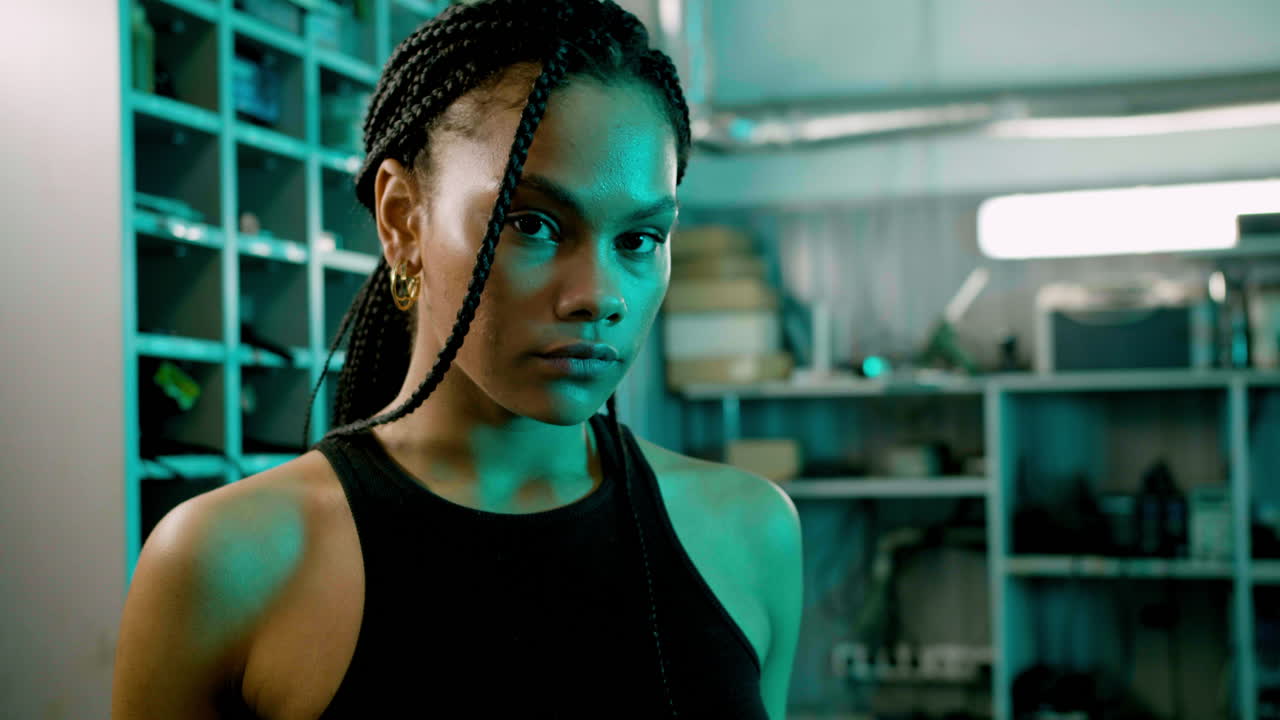 차고에서 포즈를 취하는 여자