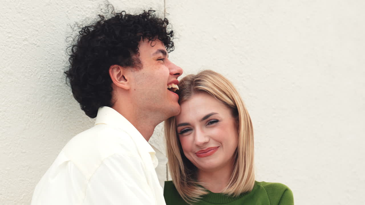 счастливая пара на открытом воздухе.