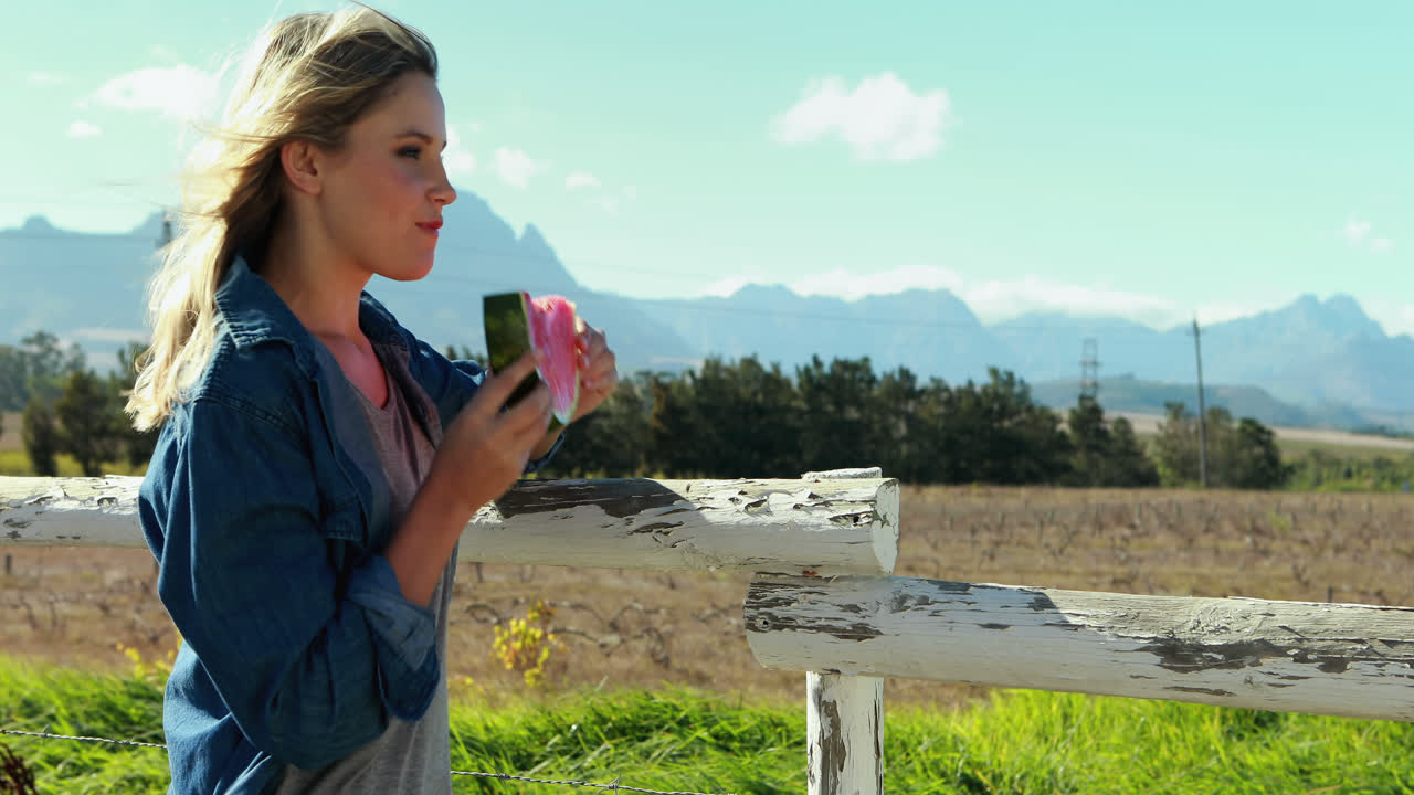 공원 4k에서 수박 조각을 가지고 있는 아름다운 여성