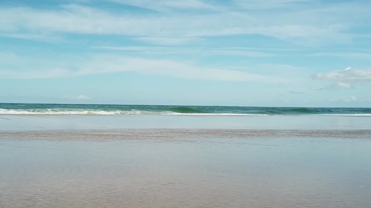 배경에 파도가 있는 모래 파노라마