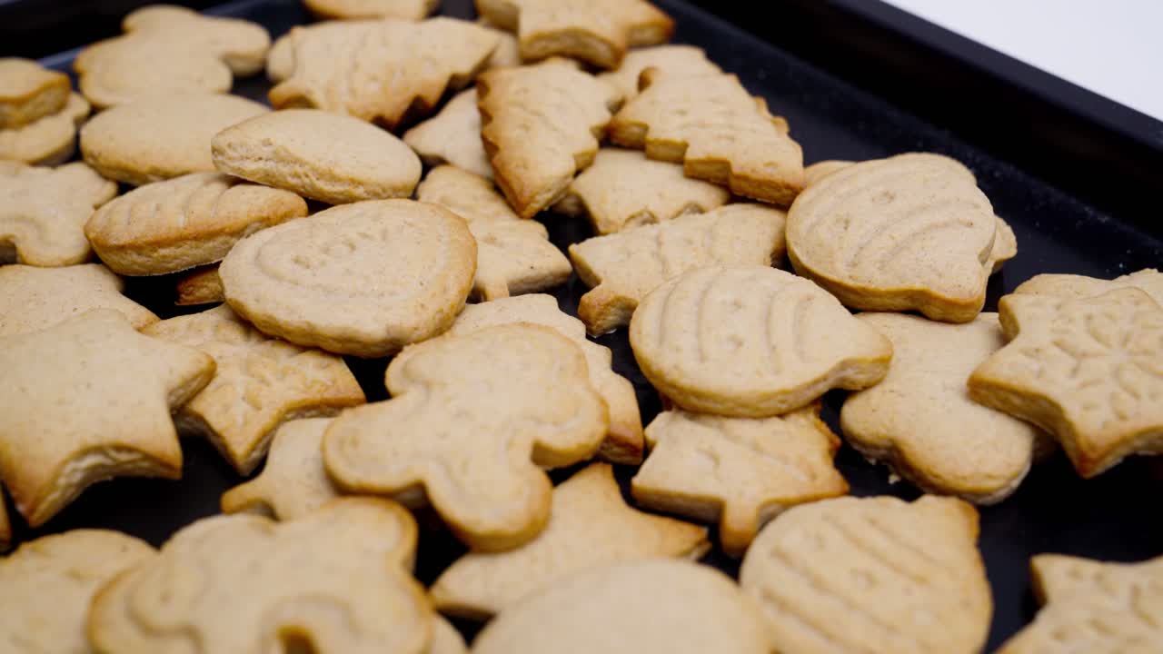 Biscotti di pan di zenzero pronti su piatto nero
