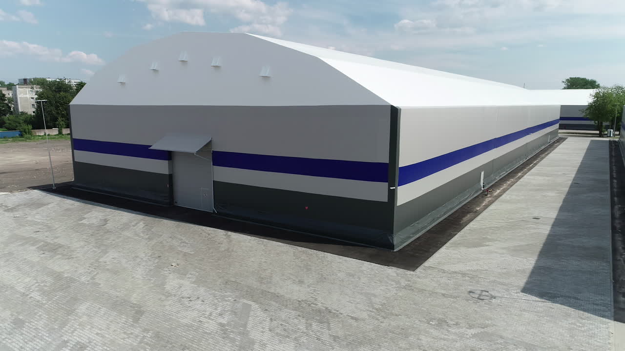 un disparo suave de almacenes de grano blanco rodeados de edificios en el área urbana