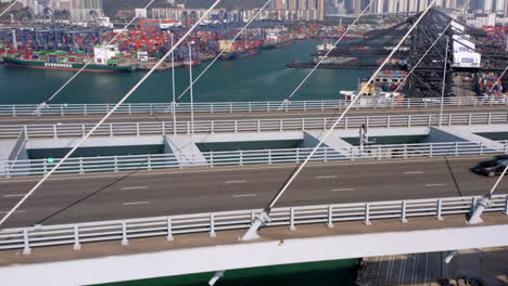 buques portacontenedores atracados en el puerto de contenedores detrás del puente colgante en hong kong