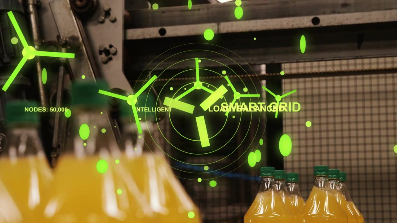 Garrafas em esteira se deslocando enquanto sobreposição HUD aparece, projetando turbinas e carga da smart grid.