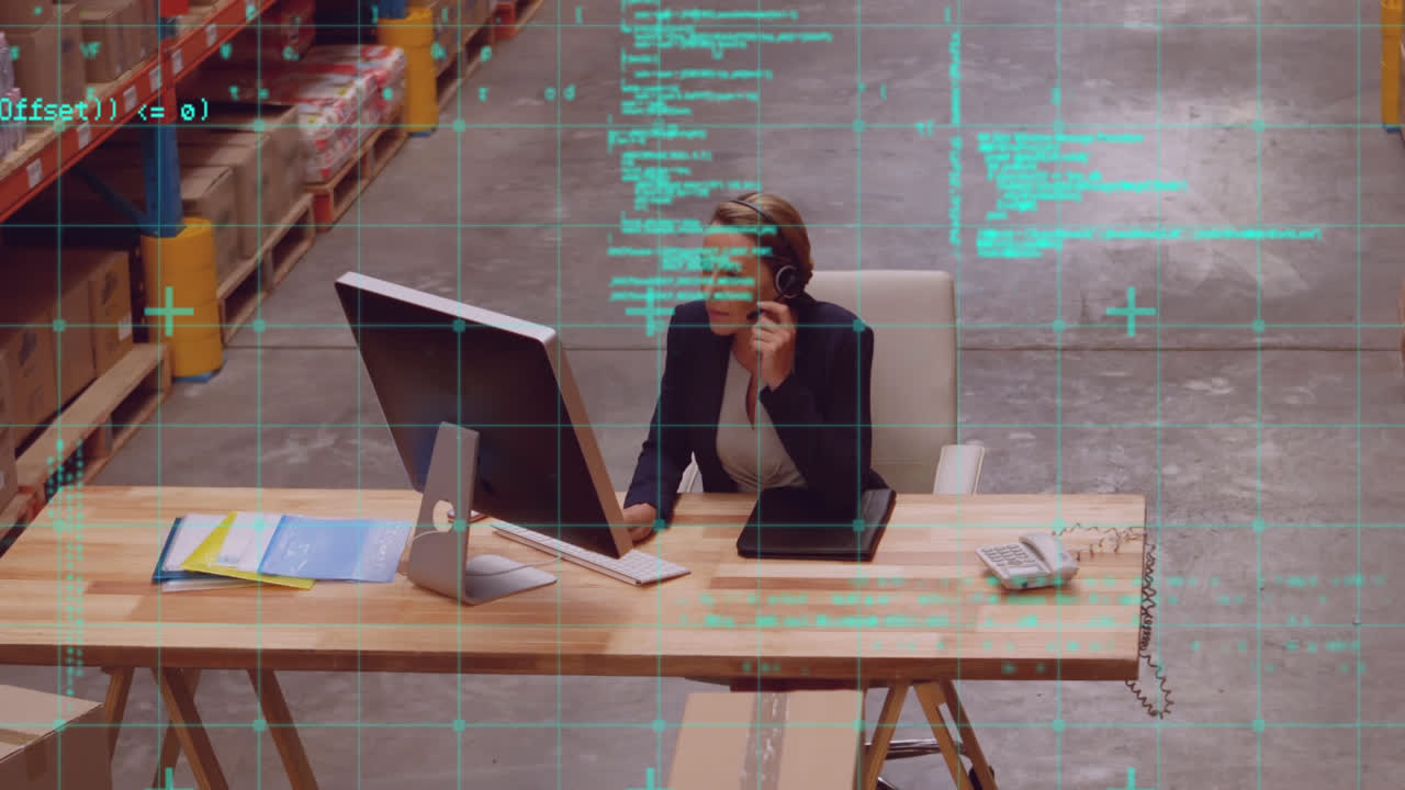 анимация обработки данных над женщиной, работающей на складе