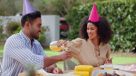 una pareja celebrando su cumpleaños en el jardín.