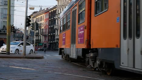 Oldtimer-Straßenbahn,-Die-Auf-Der-Straße-Der-Mailänder-Innenstadt-Vorbeifährt,-Handheld-Ansicht