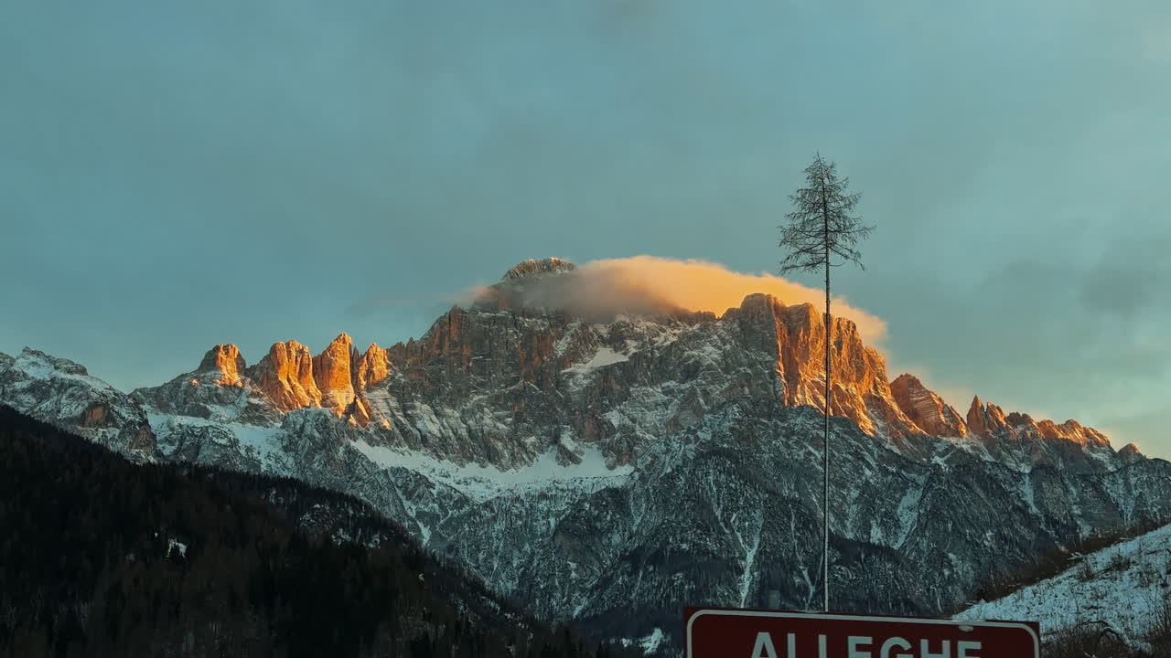 눈 인 알프스 산꼭대기 위 의 해가 뜨는 것