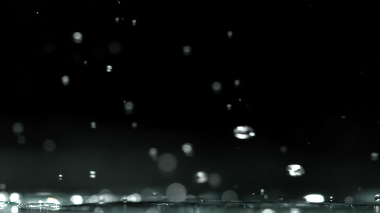 푸른 장난감 자동차가 웅이 위로 굴러가 물을 뿌리고 있다