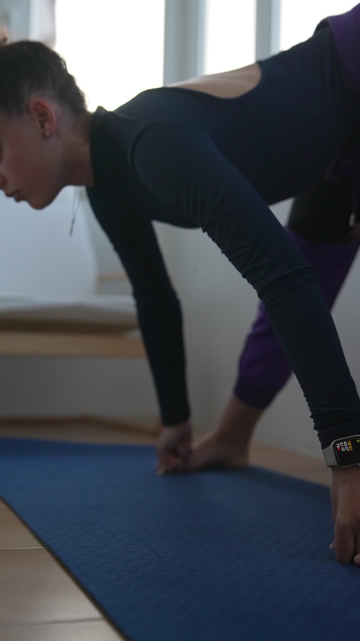 mujer haciendo yoga en casa