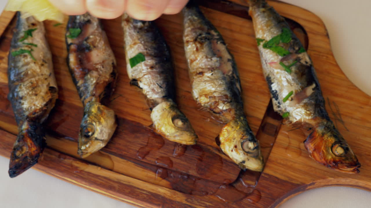 sardinas a la parrilla con jugo de limón