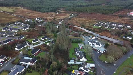 Village-on-Skye-island-with-mountain-in-background,-Scotland