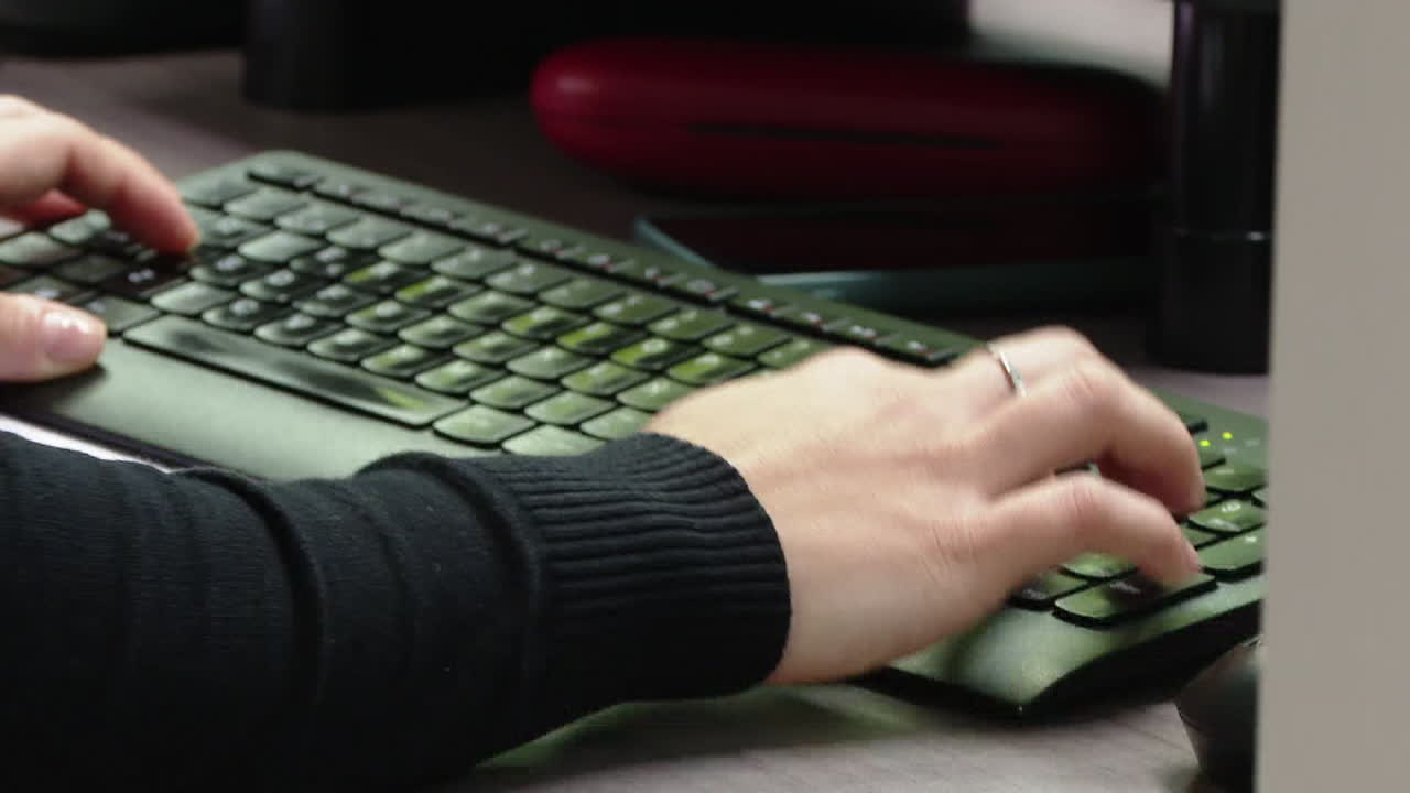 컴퓨터 키보드 에서 타이핑 하는 사람