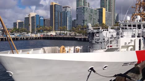 cutter de la guardia costera de los estados unidos en el puerto de san diego con un arma mortal en el frente