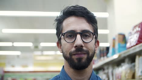 Joven-Sonriendo-A-La-Cámara-En-El-Supermercado