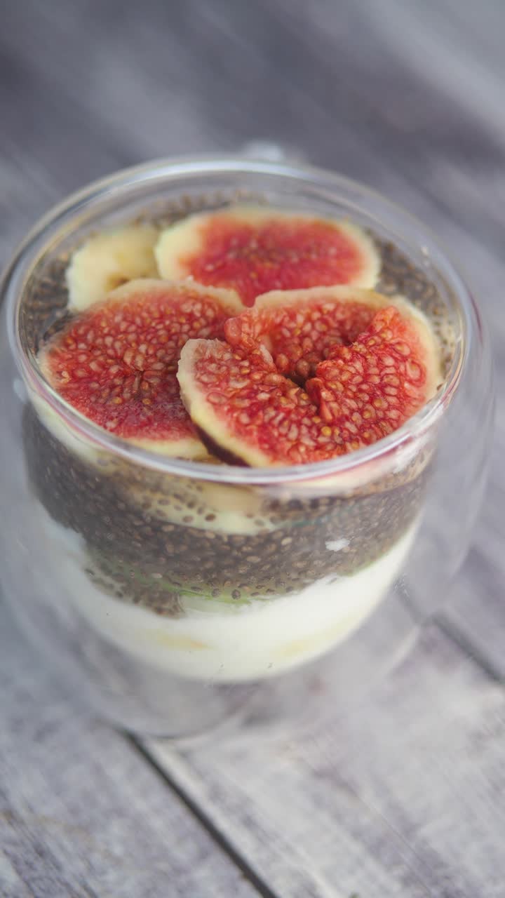 Delizioso pudding di chia con yogurt, fichi e banana.