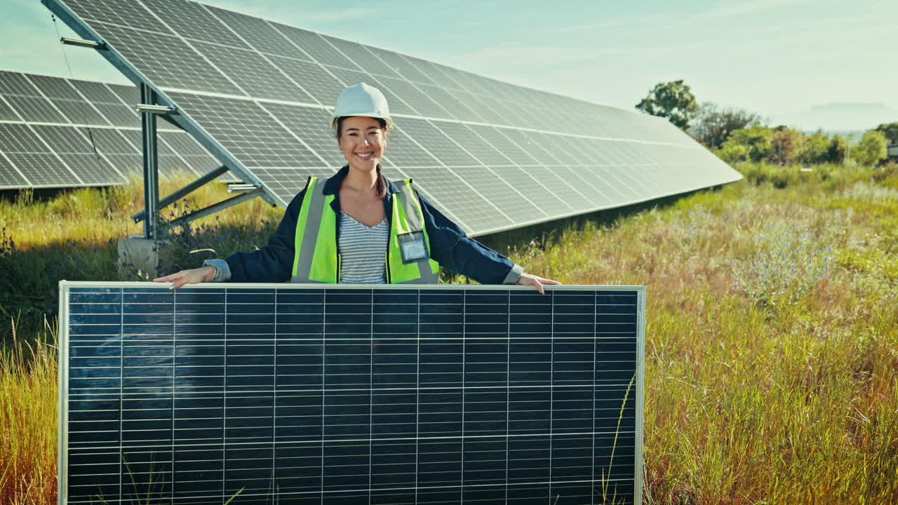 ingeniería, mujer o feliz con paneles solares
