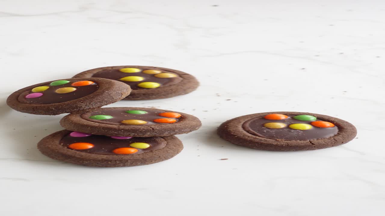 шоколадные печенье с красочными конфетами