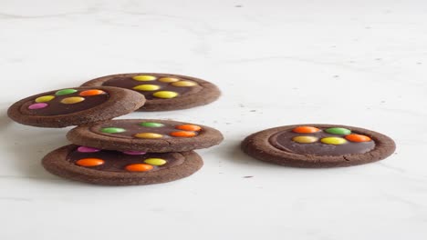 galletas de chocolate con dulces de colores