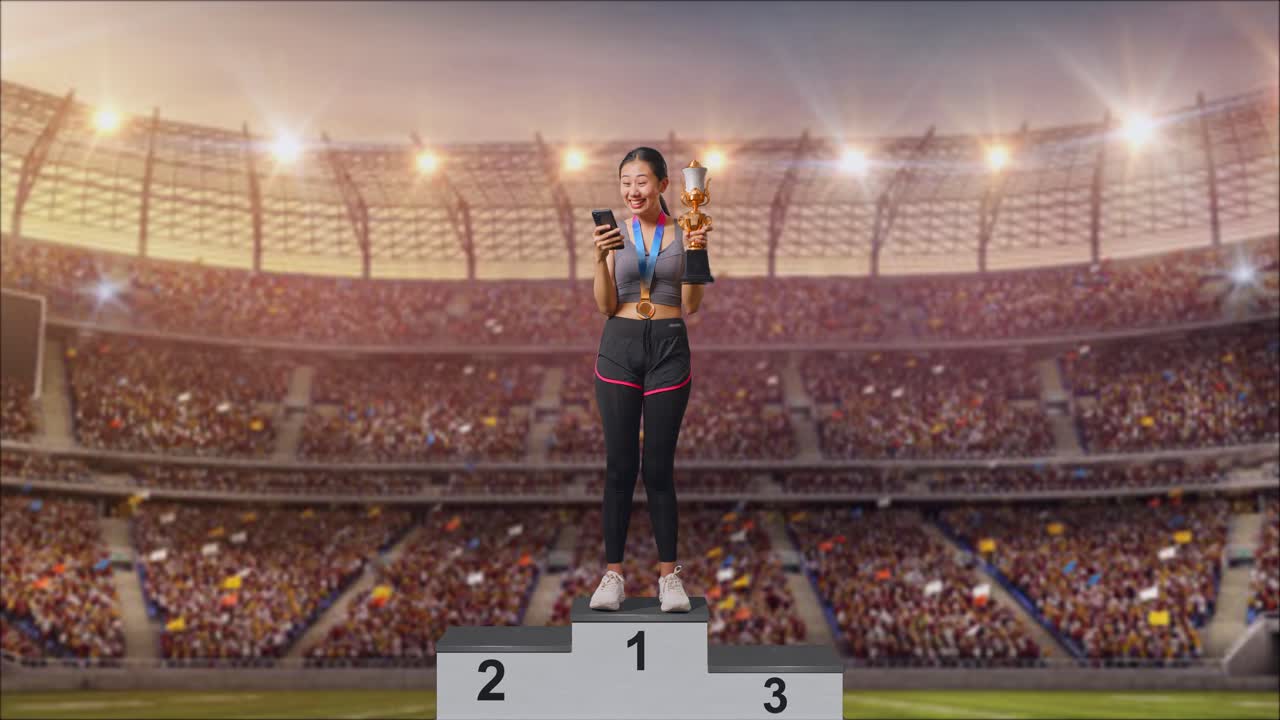 mujer celebrando la victoria en el podio