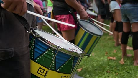 Gruppe-Von-Menschen,-Die-Afrobrasilianische-Schlaginstrumente-Spielen