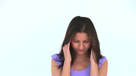 mujer joven con dolor de cabeza