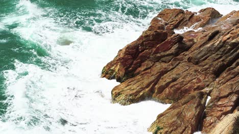 olas del mar impactando contra las rocas