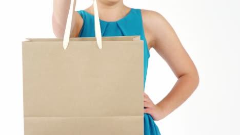 retrato de una mujer sonriente sosteniendo una bolsa de compras
