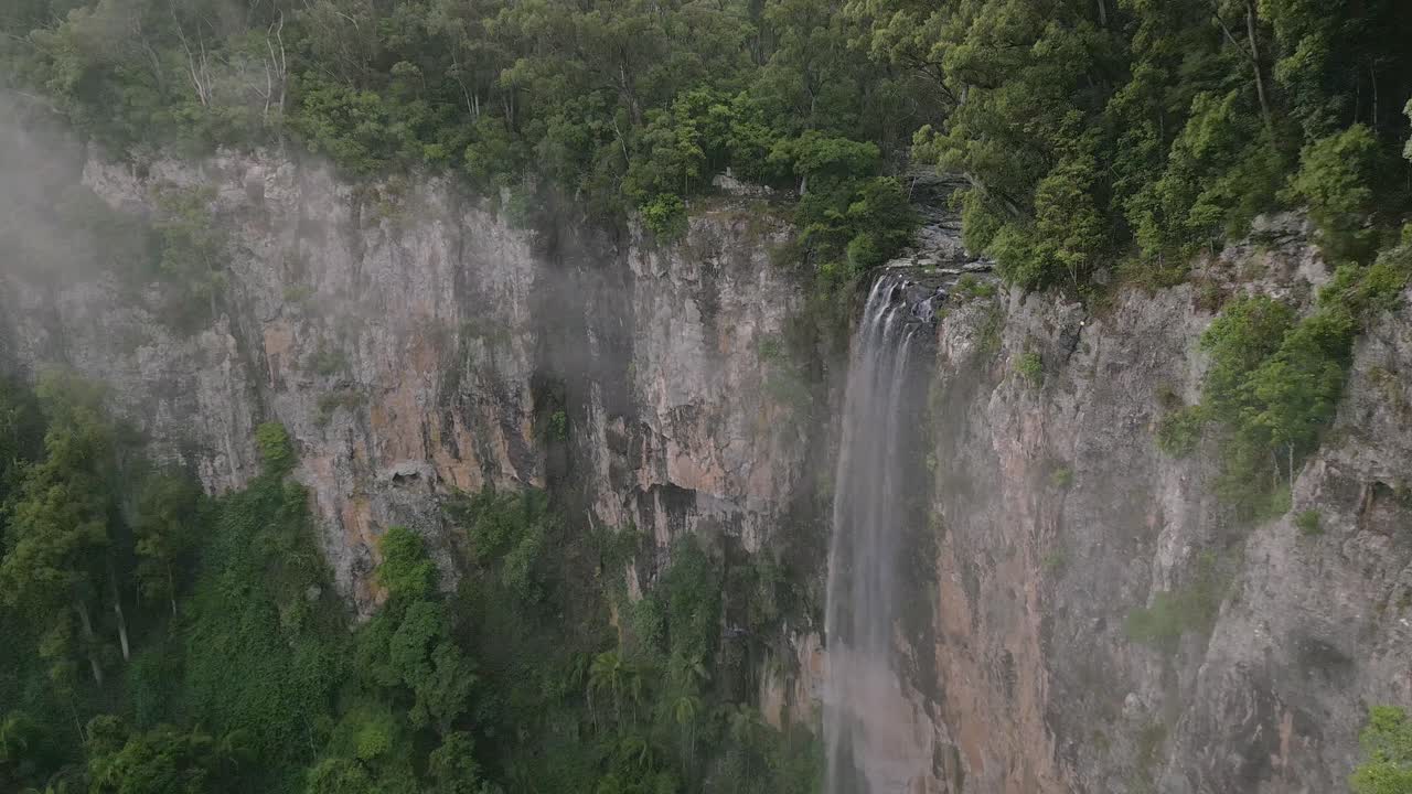 vista aérea de las cataratas purling brook en el parque nacional springbrook, interior de la costa dorada, queensland, australia