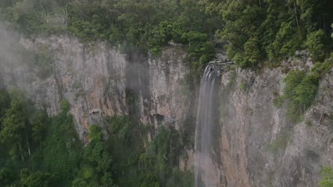 Vista-Aérea-De-Las-Cataratas-Purling-Brook-En-El-Parque-Nacional-Springbrook,-Interior-De-La-Costa-Dorada,-Queensland,-Australia