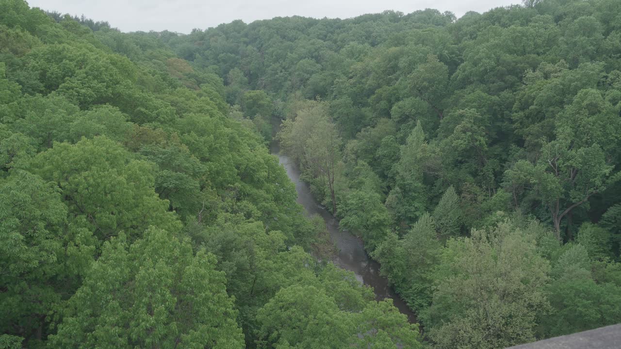 toma amplia alta del arroyo wissahickon, desde el puente walnut lane