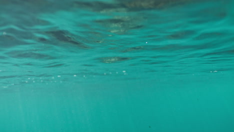 Mystisch-Klares-Tropisches-Hellblaues-Wasser-Reflektiert-Abstraktes-Braungrünes-Muster-Mit-Lichtstrahlen