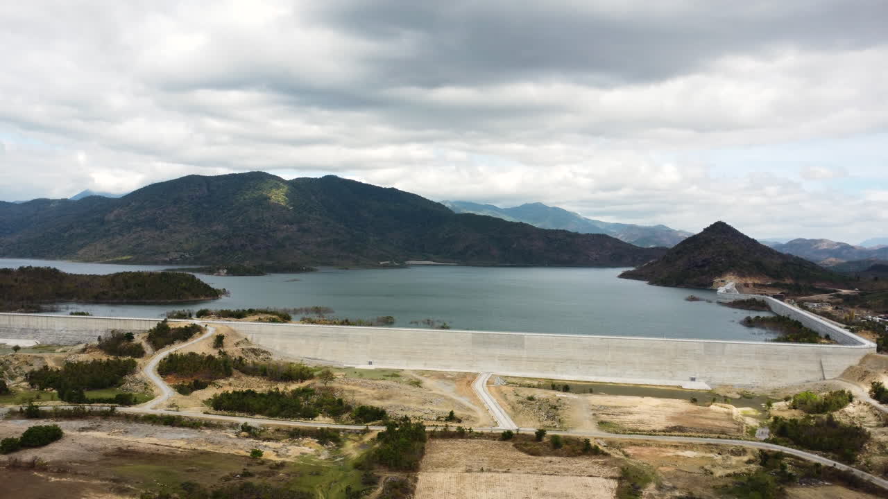 vista circular aérea del muro que contiene el mar