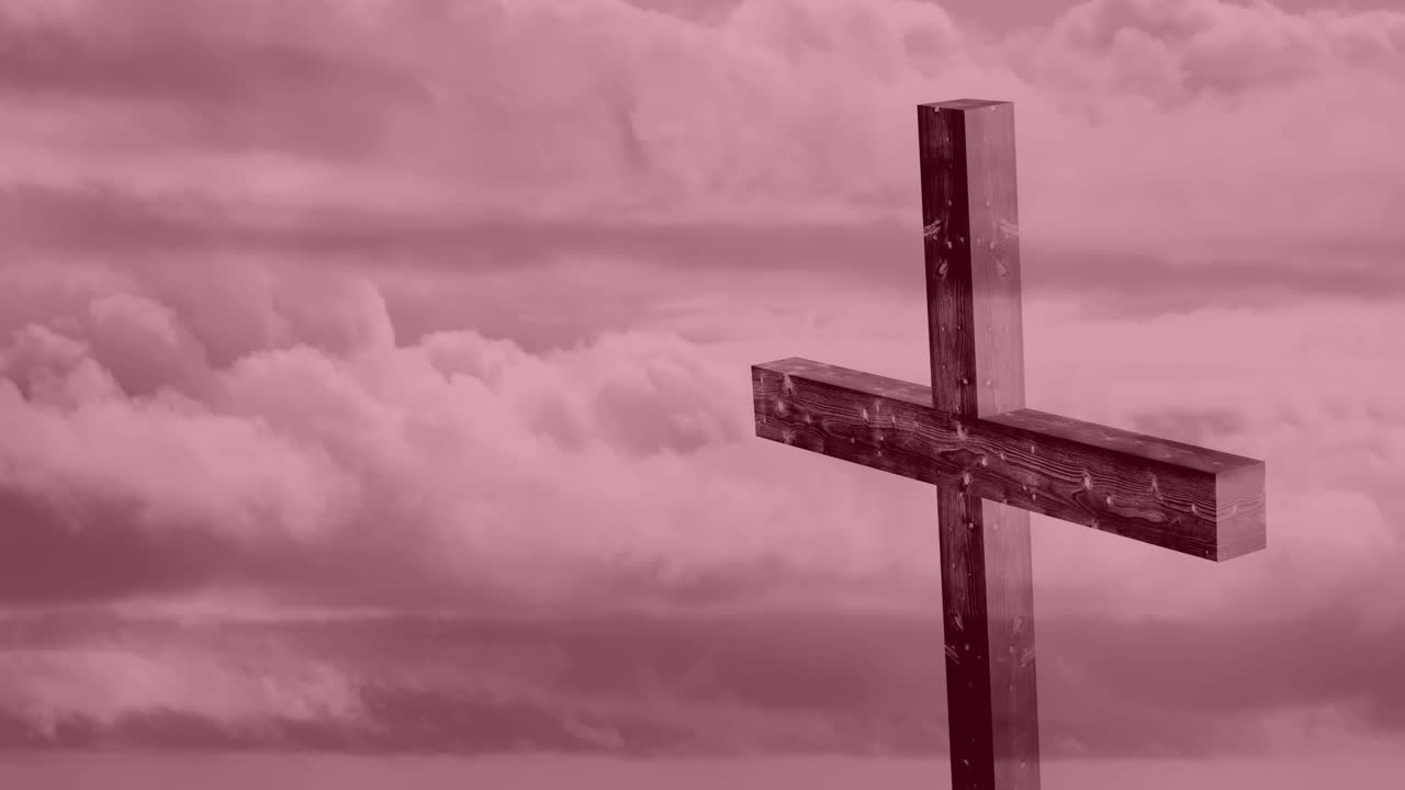 하늘의 구름에 대한 크로스 위의 천둥 효과의 디지털 구성