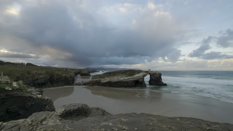 Acantilado-Arqueado-Cerca-Del-Mar-Ondulante