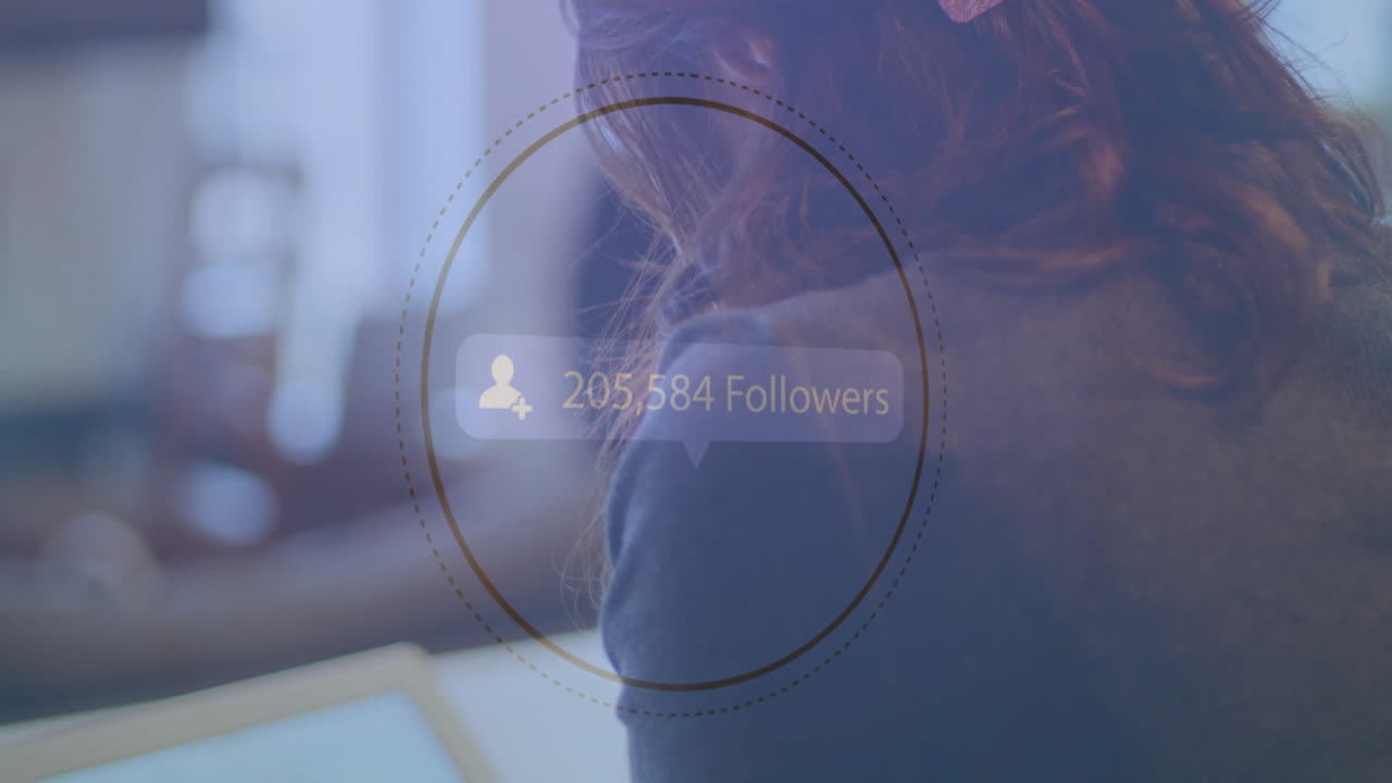 animación de seguidores creciente número sobre mujer de negocios caucásica usando tableta