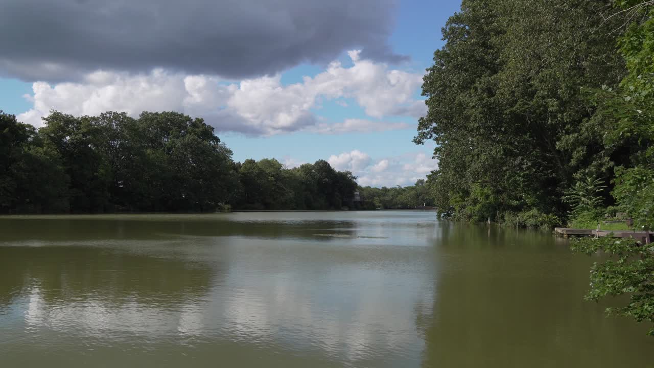 lago matawan en nueva jersey, un paisaje pacífico durante el verano