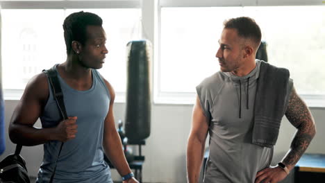 gimnasio, amigos y hablar de ejercicio