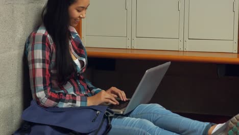 Studentin-Benutzt-Ihren-Laptop-PC