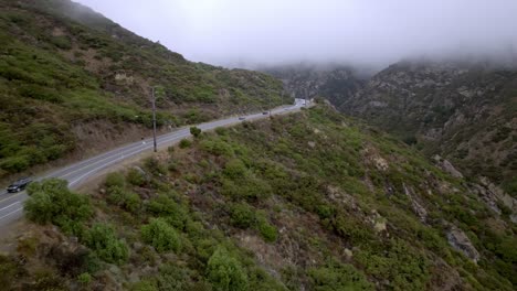 Santa-Monica-Mountains-In-Malibu,-Kalifornien-Mit-Verkehr-Auf-Der-Straße-Und-Drohnenvideo-Niedrig-Und-Stabil