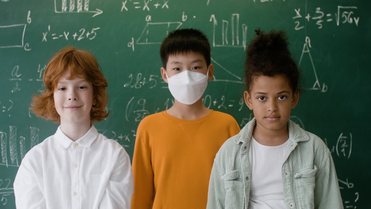 카메라를 향해 포즈를 취하는 학생들.