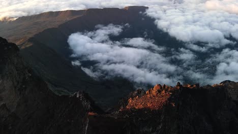 Imágenes-De-Drones-De-La-Cumbre-Del-Piton-Des-Neiges-Mientras-Sale-El-Sol-En-La-Isla-De-La-Reunión