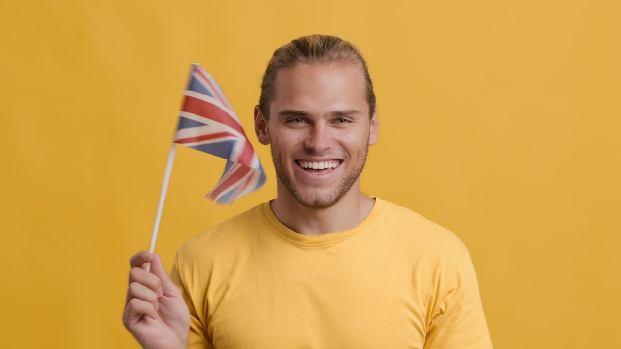 Uomo che tiene una bandiera britannica